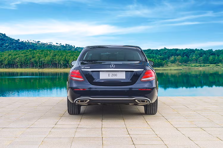 Khách hàng có thể tham quan gian hàng Mercedes-Benz tại cửa Đông, sảnh A2, từ 10h sáng đến 20h tối hàng ngày từ 27 - 30/10/2016 tại Trung tâm Hội Chợ và Triển Lãm Sài Gòn SECC (ngày 26/10 từ 16h - 20h).