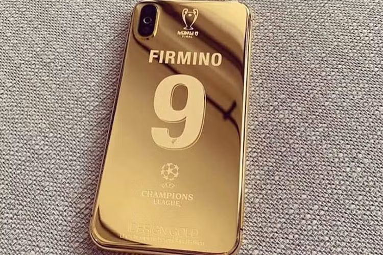 Được biết, những chiếc điện thoại Iphone mạ vàng đặc biệt của iDesign Gold khi tặng cho các danh thủ hoặc những người nổi tiếng cũng nằm trong chiến lược phát triển thương hiệu của hãng đồ xa xỉ này.