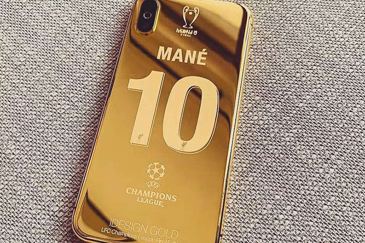Ngoài cầu thủ bóng đá, iDesign Gold cũng chế tạo những mẫu iPhone đặc biệt cho các võ sĩ nổi tiếng như Tyson Fury và Conor McGregor.