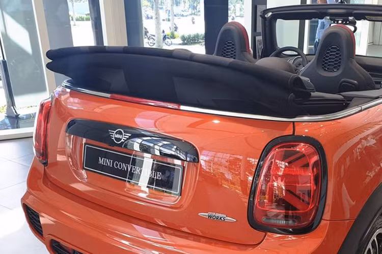 Cũng giống như bao mẫu MINI thời gian gần đây, Convertible JCW cũng có thiết kế cụm đèn hậu kiểu Union Jack với đèn xi-nhan nhỏ gọn hiển thị ngang, đèn phanh hiển thị dạng đứng và đèn đuôi dạng chéo tạo nên tổng thể hình lá cờ Anh vô cùng độc đáo. Xe sử dụng bộ mui mềm che chắn, màu đen tương phản với thân xe.
