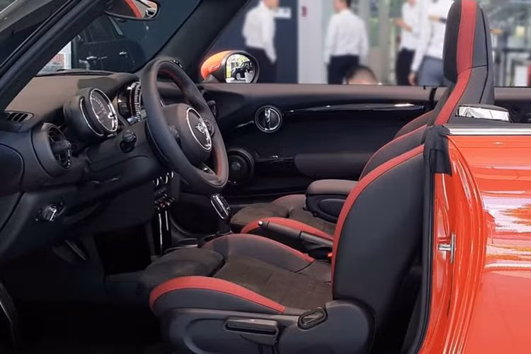 Không gian nội thất của chiếc MINI Convertible JCW đầu tiên tại Việt Nam lấy điểm nhấn là sự pha trộn giữa 2 tông màu đỏ - đen vô cùng ấn tượng. Ngoài ra, về thiết kế và trang bị bên trong khoang cabin của Convertible JCW không có sự thay đổi nào so với "người anh em" John Cooper Works.