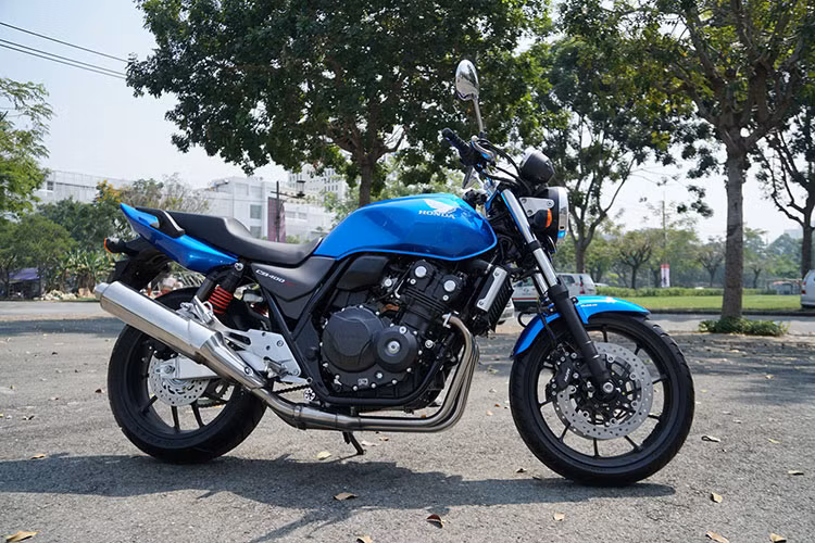 Được biết, mẫu xe môtô CB400 SF phiên bản 2018 do chuỗi hệ thống chuyên doanh xe phân phối lớn tư nhân tại TP HCM nhập khẩu và phân phối. Xe có 3 màu cơ bản là xanh ngọc, đen và trắng – đỏ. Mức giá bán mẫu xe này tại thị trường Việt Nam khoảng 389 triệu đồng.