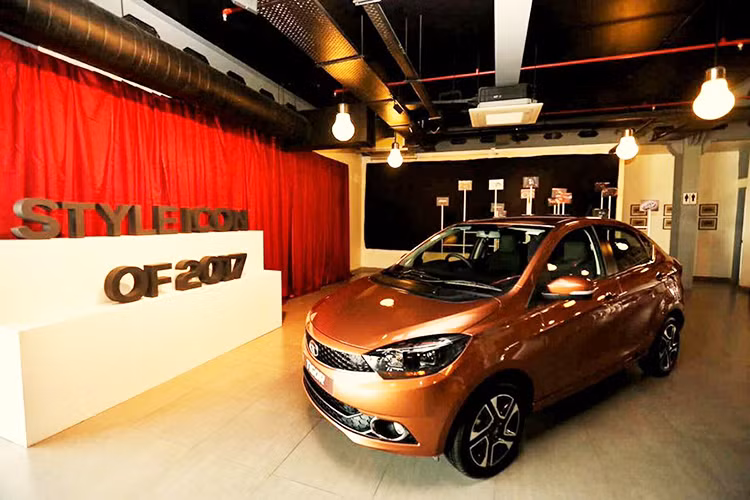 Sau phiên bản Hatchback Tata Tiago giá rẻ từng gây "sốt" vào năm 2016, mới đây hãng xe Tata Motors tại Ấn Độ lại tiếp tục tung ra mẫu sedan cỡ nhỏ thứ ba của mình ra thị trường quê nhà Ấn Độ, đó là Tata Tigor 2017. Trước đó, Tata đã bán 2 mẫu sedan dài dưới 4 mét tại thị trường Ấn Độ là Zest và Indigo.