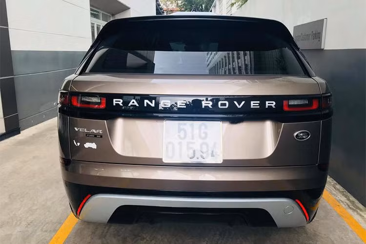 Hốc hút gió phía trên cản trước xe được thiết kế hoàn toàn mới mang đậm chất thể thao. Phía sau đuôi xe với thiết kế dạng bo tròn mềm mại mang đến sự tao nhã hơn so với thiết kế kiểu vuông vức lâu nay. Ngoài ra, cụm đèn hậu cũng sử dụng công nghệ full LED, cản sau lớn và vuốt cao.