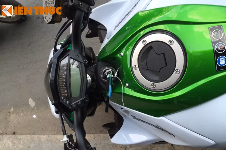 Động cơ Kawasaki Z1000 kết hợp cùng hộp số 6 cấp. Bình xăng dung tích 17 lít và trọng lượng 221 kg. Đồng hồ xe hiển thị dạng màn hình LCD với đầy đủ các thông số, vòng tua máy, tốc độ... 