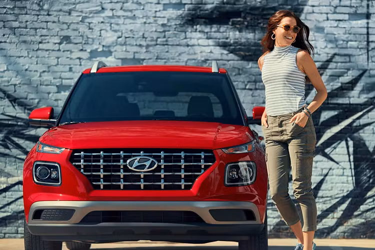  Hyundai Venue Ưu điểm của các mẫu xe Hàn Quốc là thiết kế thời trang, sành điệu, do đó dễ chiếm được thiện cảm từ các chị em. Một chiếc Hyundai Venue cũng là gợi ý đáng cân nhắc dành cho các anh em đang tìm hiểu mua ôtô làm quà tặng 8/3 cho nửa kia của mình.
