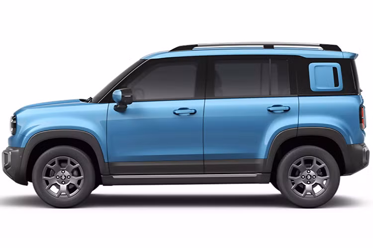 Bên trong, Baojun Yep Plus có buồng lái kỹ thuật số hiện đại với màn hình kép 10,2 inch và hệ thống hỗ trợ người lái tiên tiến (ADAS) do không ai khác ngoài nhà sản xuất máy bay không người lái DJI phát triển. Việc bổ sung thêm một bộ cửa và cabin bốn chỗ ngồi rộng rãi hơn khiến Yep Plus thực tế hơn đáng kể so với người anh em nhỏ hơn của nó, mở rộng sức hấp dẫn của nó đối với nhiều đối tượng người mua hơn.