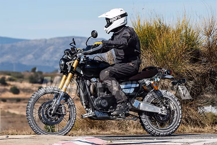 Nhìn vào phiên bản thử nghiệm trong bài viết này, có thể thấy dù Scrambler 1200 chia sẻ chung động cơ và khung với Bonneville T120, tuy nhiên chiếc xe đã được nâng cấp lớn ở "dàn chân" để trở thành một mẫu môtô offroad tiệm cận với các dòng "cào cào" chuyên nghiệp.