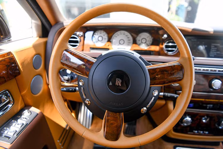 Tuy nhiên sau đó, bất ngờ là 1 công ty nhập khẩu xe ở Hà Nội đã mua đấu giá thành công chiếc Rolls-Royce Phantom Sacred Fire này với số tiền không được tiết lộ.