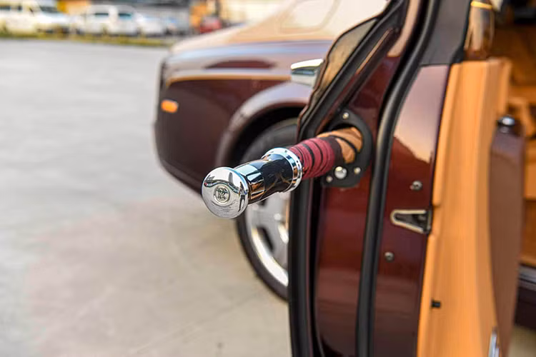 Hiện cộng đồng mạng đang rất quan tâm danh tính của vị đại gia mua lại chiếc xe siêu sang Rolls-Royce Phantom Lửa Thiêng, từng thuộc sở hữu của ông Trịnh Văn Quyết. Trước đó, chiếc xe này đã vô chủ trong nhiều lần đấu giá của ngân hàng OCB.