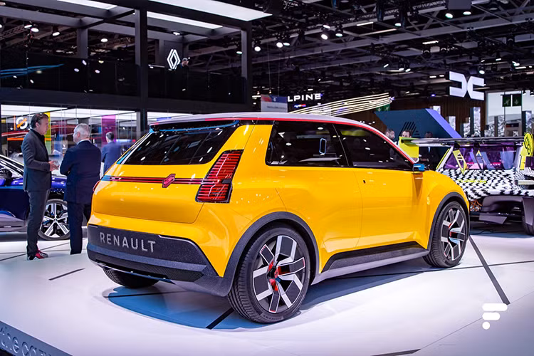 Mẫu xe điện Renault 5 E-Tech 2024 được phát triển bởi thương hiệu con Ampere chuyên về xe điện của Renault. Mẫu xe giá rẻ này có kích thước D x R x C lần lượt là 3.920 x 1.770 x 1.500 (mm), chiều dài cơ sở 2.540 mm.