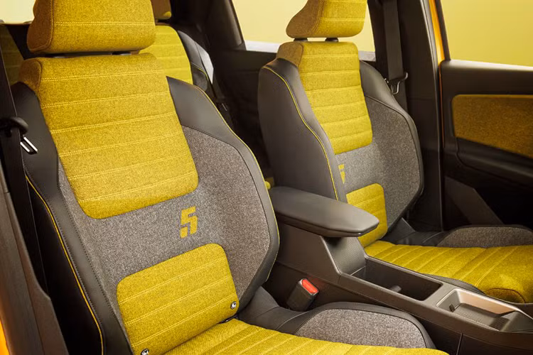 Đồng thời, mẫu hatchback này còn có thể phát điện cho các thiết bị ngoại vi. Renault 5 E-Tech hỗ trợ sạc AC 11kW và sạc nhanh DC lên tới 100 kW (80 kW cho phiên bản phạm vi ngắn hơn), chỉ mất 30 phút để sạc từ 15% - 80% pin. 