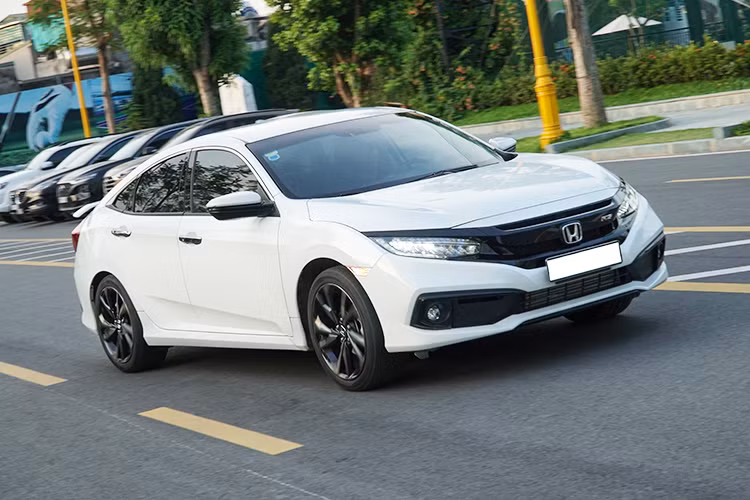 Khi lăn bánh trên đường cao tốc, những cải tiến về thân vỏ kết hợp với khung gầm và hệ thống treo cải tiến đã mang lại những trải nghiệm tốt và êm hơn thế hệ cũ. Tuy tiếng ồn gió đã giảm so với Civic đời trước nhưng tiếng lốp dội vào khoang lái vẫn khá nhiều – đây là sự đánh đổi bạn phải chấp nhận khi dùng lốp Michelin Pilot Sport 4. Đổi lại thì khả năng bám đường và vào cua của phiên bản Civic RS 2019 được cải thiện rõ rệt.