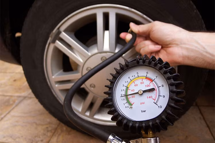 Trên một số dòng xe, nhà sản xuất cũng khuyến cáo rằng để vận hành ở chế độ tiết kiệm nhiên liệu hơn hoặc khi đủ tải thì người dùng xe có thể bơm căng hơn mức tiêu chuẩn 0,2 – 0,5kg/cm2. Tuy nhiên, khảo sát ở một số trung tâm lốp ô tô cho thấy rất nhiều lái xe bơm quá căng so với mức khuyến cáo, dẫn đến lốp mòn không đều và nhanh hỏng hơn.