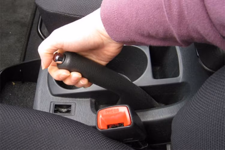 Trên xe số tự động, nhiều người thường ỷ lại vào số P mà không kéo phanh tay khi đỗ, đặc biệt ở nơi dốc. Cơ cấu số P chỉ đơn giản là một bánh răng cóc chèn không có các trục quay, vì thế nếu bánh răng này phải chịu lực liên tục có thể nhanh mòn thậm chí gãy. Luôn sử dụng phanh tay để hạn chế áp lực cho hộp số.