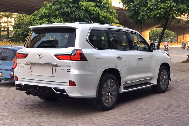Các mẫu xe SUV hạng sang Lexus LX570 Super Sport mới được đưa về Việt Nam trong thời gian qua đều thuộc diện nhập khẩu tư nhân và có mức giá chào bán lên tới hơn 10 tỷ đồng vào năm 2018.