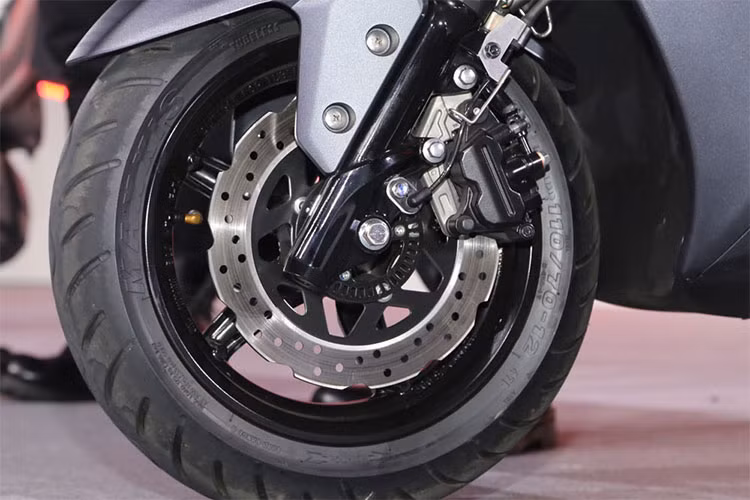 Trên bản tiêu chuẩn, Cygnus-X 2018 được trang bị phanh đĩa đường kính 245 mm ở bánh trước và 200 mm ở bánh sau, phiên bản cao cấp có thêm hệ thống chống bó cứng phanh ABS 2 kênh. Ngoài ra còn có, mâm xe hợp kim 12 inch đi kèm lốp không săm 110/70 ở bánh trước và 120/70 ở bánh sau.