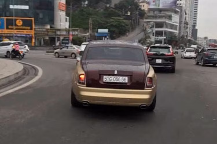 Kể từ đó, chẳng mấy khi người người đi đường bắt gặp mẫu xe này lăn bánh trên phố nữa. Tuy nhiên, sau khi về garage của vị đại gia Quảng Ninh, chiếc Rolls-Royce Phantom biển khủng này được chủ nhân mới cho lăn bánh và xuất hiện trên đường khá nhiều.