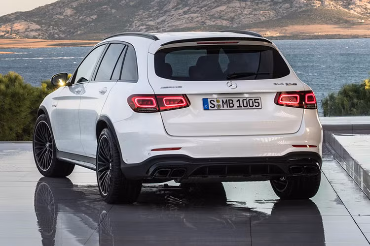 Tất cả các phiên bản của mẫu xe SUV Mercedes-AMG GLC 63 2020 đều được ghép nối với hộp số tự động 9 cấp và hệ dẫn động 4 bánh toàn thời gian Performance 4Matic+ của AMG. Trong đó, GLC 63 S mới có thể tăng tốc từ 0 - 100 km/h trong 3,8 giây, tốc độ tối đa đạt 280 km/h.