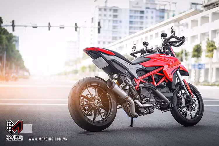 Ducati Hypermotard 939 được trang bị phuộc trước Upside Down với khoảng nhún tối đa 170 mm, giảm xóc kiểu lệch tâm phía sau có thể tùy chỉnh. Kích thước bánh trước 120/70 kèm phanh đĩa kép, bánh sau 180/55 cùng phanh đĩa đơn, chung vành hợp kim 17 inch 10 chấu. Trọng lượng khô ở mức 181 kg, dung tích bình xăng 16 lít.