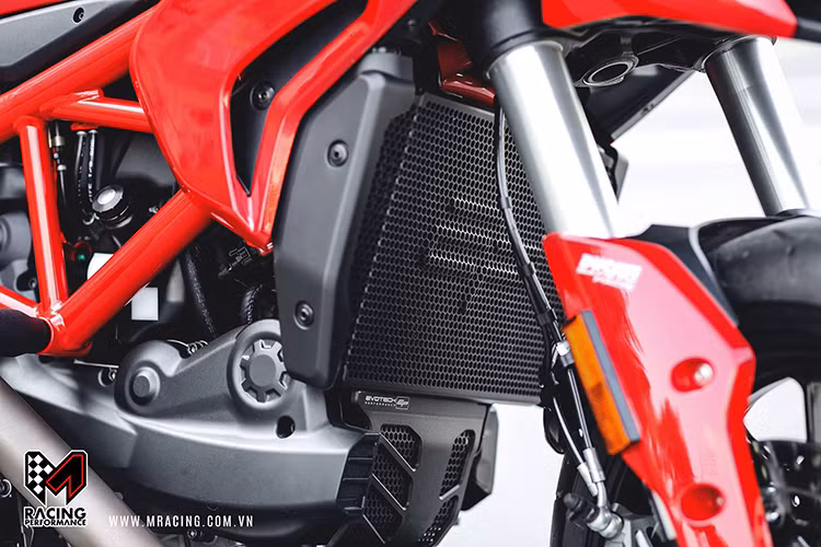 Là chiếc xe Ducati cao cấp thế hệ mới nhất của hãng xe máy Ducati, Hypermotard 939 được trang bị gói các công nghệ an toàn Ducati Safety Pack với ABS 2 chế độ cùng hệ thống điều khiển lực kéo 8 cấp và 3 chế độ lái (Riding Mode) khác nhau - người lái có thể có thể điều chỉnh để các chế độ giúp xe phù hợp với từng điều kiện địa hình và thời tiết.