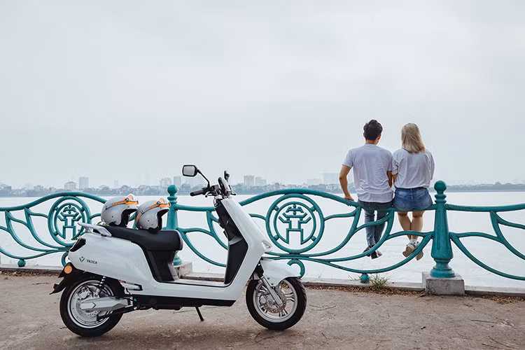 Hệ thống treo với giảm xóc khí nén dạng ống lồng cho cả bánh trước và bánh sau với độ đàn hồi đã được YADEA nghiên cứu kỹ để phù hợp với cân nặng của người Việt Nam. Từ đó mang đến sự tự tin khi đi qua nhiều loại địa hình trong thành phố, thị trấn. Ngoài ra, xe còn được trang bị màn hình LCD âm bản, hiển thị rõ nét các thông số cần thiết như: vận tốc, lượng pin, quãng đường ODO. 