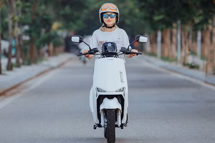 Phần yếm đầu xe vuốt thẳng, nổi bật lên hai mắt đèn pha hình tam giác mạnh mẽ. Logo BuyE nổi bật ở phần yếm trước, giúp thu hút ánh nhìn và dễ dàng phân biệt được mẫu xe này khi di chuyển trên đường. Thân xe với những đường vuốt dập nổi dạng V tinh tế, kéo dài tới đuôi xe tăng cường tính khí động học.