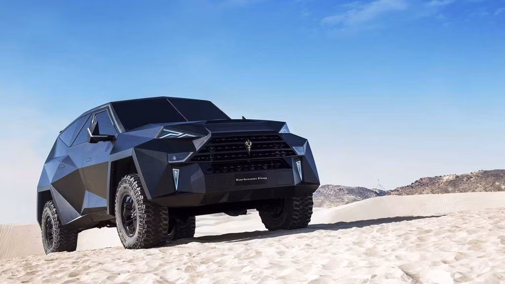 2. Karlmann King - 2 triệu USD: Siêu SUV Karlmann King như bước ra từ truyện tranh với vẻ ngoài lạ lùng của nó. Nó sử dụng chung khung gầm với Ford F-550. Động cơ của xe là loại V10, dung tích 6.8 lít, nhưng với cân nặng gần 6 tấn nên nó chỉ có thể di chuyển với tốc độ tối đa 140 km/h. Nội thất sang trọng dành cho 7 hành khách với TV, bàn làm việc, máy pha cà phê...