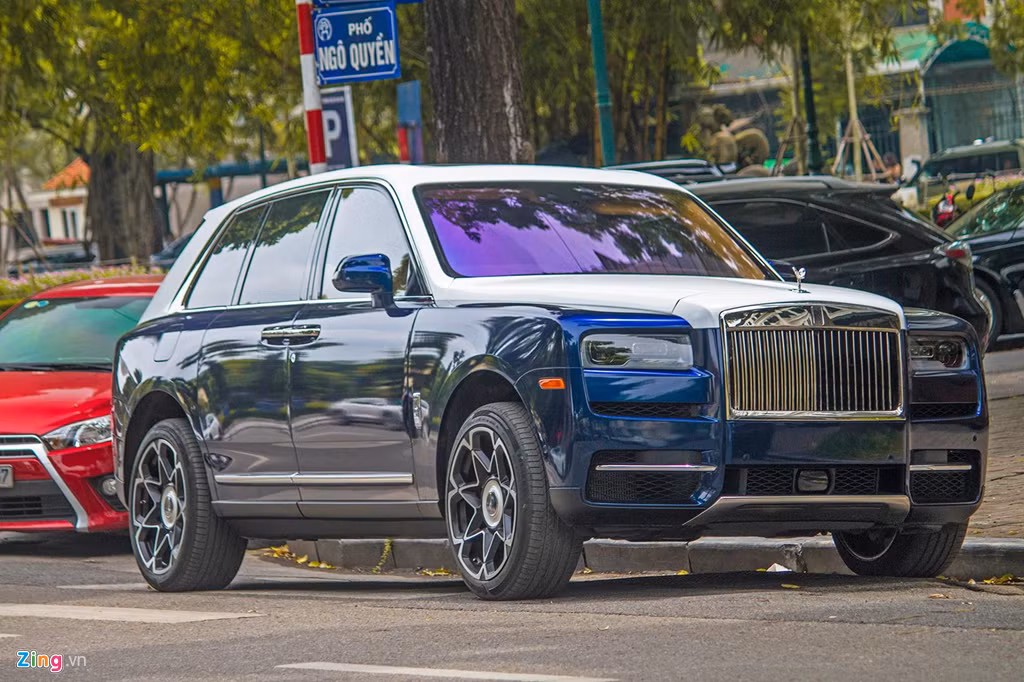 Sau một tháng về tay chủ nhân, chiếc SUV siêu sang Rolls-Royce Cullinan đầu tiên cập bến Việt Nam được lột xác táo bạo ở ngoại hình. Nguyên bản, xe sở hữu màu sơn trắng đi kèm đường coachline màu vàng chạy dọc hai bên sườn xe.