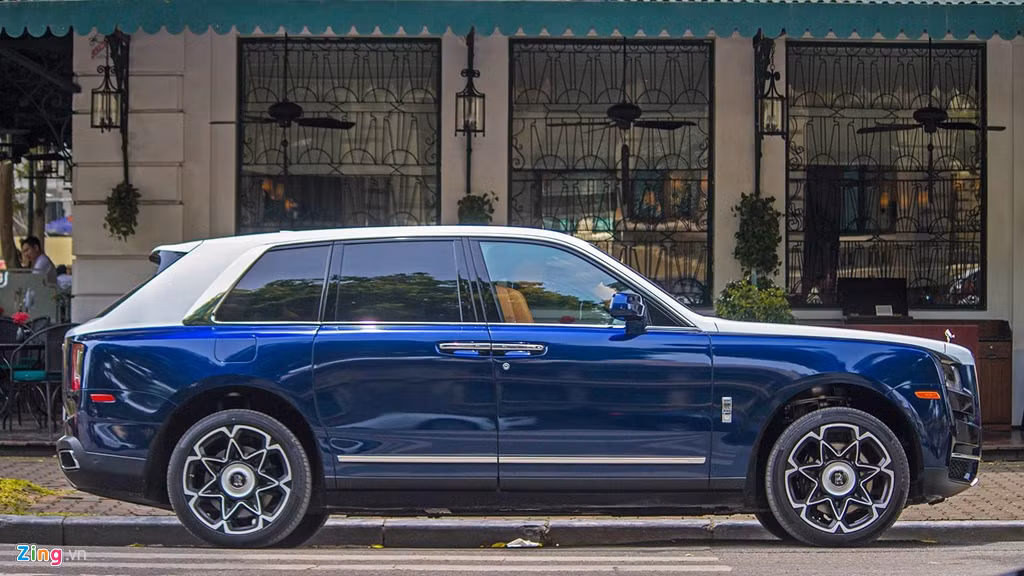 Đáng chú ý không kém là bộ vành hoàn toàn mới. Bộ vành vẫn gắn logo Rolls-Royce ở trục cốt bánh nên khả năng cao đây là bộ vành độ chính hãng.