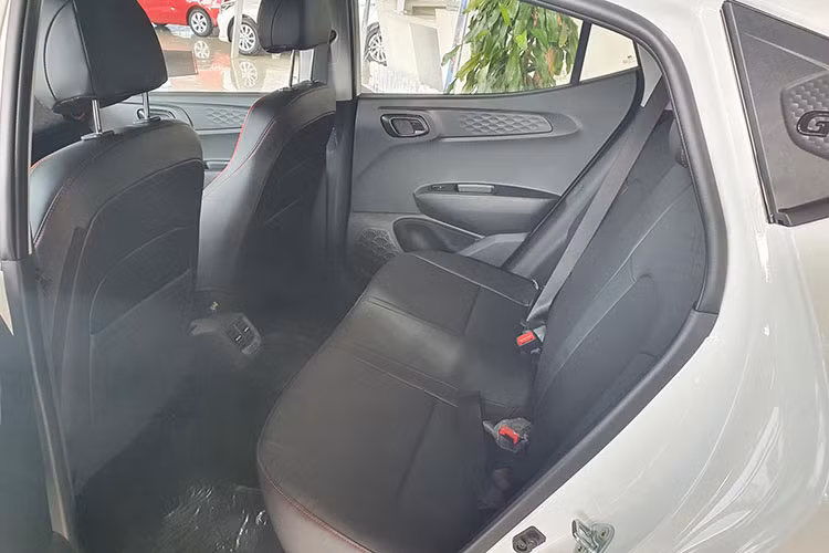 Hyundai Grand i10 2021 tại thị trường quốc tế có tùy chọn động cơ xăng 1.0L tăng áp và động cơ diesel 1.2L. Dù vậy, khả năng Hyundai Thành Công bổ sung các phiên bản này là rất thấp, người tiêu dùng Việt Nam có lẽ vẫn sẽ chỉ có thể lựa chọn động cơ xăng 1.0L 3 xy-lanh hoặc 1.2L 4 xy-lanh.