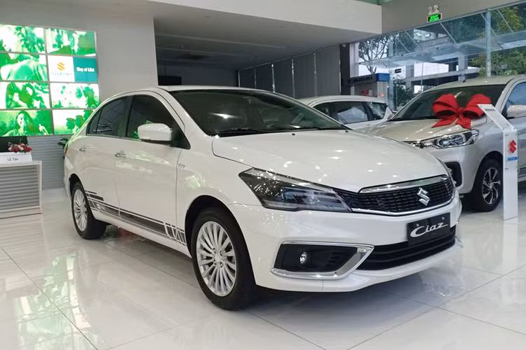 Những năm gần đây, Suzuki Ciaz là mẫu sedan liên tục được nhắc tên trong danh sách xe bán chậm. Tuy nhiên, với doanh số 3 xe bán ra trong tháng 1/2024, Ciaz đã cải thiện rõ rệt sức tiêu thụ so với tháng 12/2023 (doanh số 1 xe). Năm 2023, Ciaz từng được vinh danh là mẫu xe ế nhất thị trường Việt với tổng doanh số 37 chiếc.