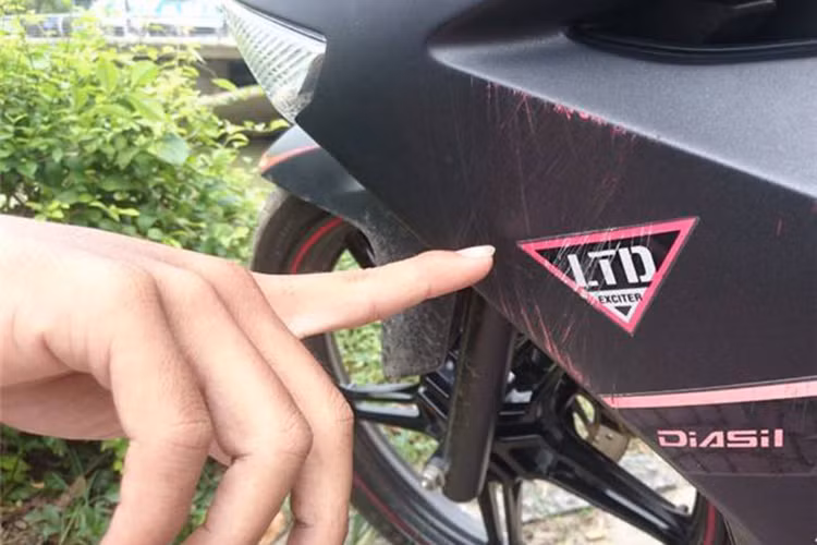 Cụ thể, theo thông tin từ phía chủ chiếc xe máy Yamaha Exciter là anh Xuân Anh, vào tháng 1/2017, anh có mua một chiếc xe tại nhà sản xuất Yamaha với giá gần 53 triệu đồng tại cửa hàng xe máy Hùng Đạt và được treo tấm biển mang tên Công ty TNHH Văn Tường (địa chỉ tại số nhà 45 An Dương Vương, TP Huế).
