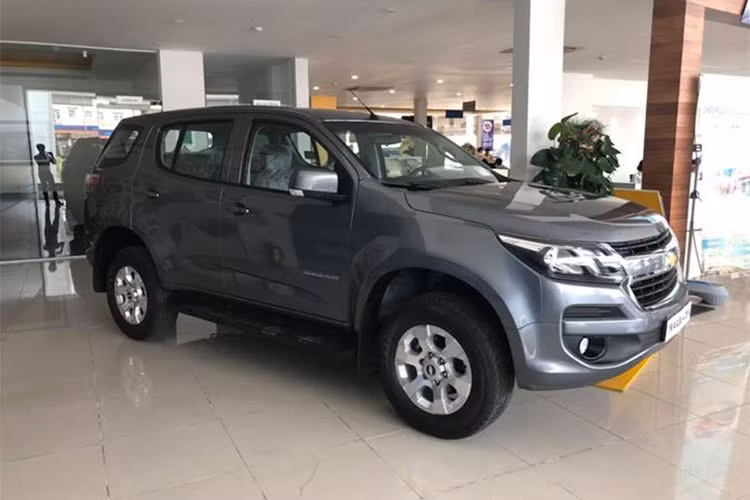 Trailblazer mới sở hữu DNA của hãng Chevrolet, với những đường nét góc cạnh, toát lên vẻ khỏe khoắn dẻo dai một cách tinh tế, làm nổi bật lên khả năng chinh phục mọi địa hình. Đáng chú ý trong khắc họa thiết kế ngoại thất phải kể đến lưới tản nhiệt hai tầng đặc trưng, cản trước và cụm đèn pha tích hợp đèn chiếu sáng ban ngày LED.