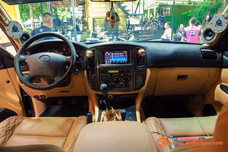 Về nội thất, toàn bộ nội thất xe đã được làm lại, bọc da Ý cao cấp cho 07 ghế, bộ ghế mới ôm sát mặt lưng để tạo cảm giác chắc chắn và thoải mái trong những chuyến đi dài. Vật liệu da được sử dụng trên các chi tiết nội thất khác. Tô điểm cho không gian nội thất là những mảng ốp bằng sợi carbon ở bệ cần số, táp-lô trung tâm, táp-pi cửa,...