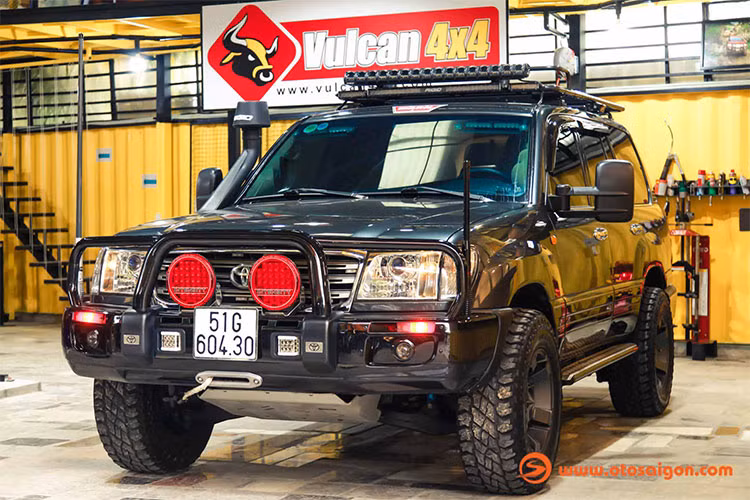 Hiện tại, một chiếc Toyota Land Cruiser GX đời 2005, 2006 trên thị trường xe cũ có giá bán từ 550 đến 700 triệu đồng. Được biết, tổng chi phí nâng cấp cho xe “ngốn” gần 1 tỷ đồng - đây là một con số không hề nhỏ. Có thể nói đây là một trong những chiếc Toyota Land Cruiser thế hệ J100 chất tại Việt Nam hiện nay.