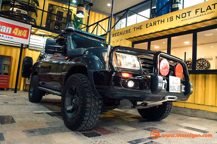 Land Cruiser là một dòng xe SUV đình đám, nó có lịch sử lâu dài và là một niềm tự hào của thương hiệu Toyota. Cái tên SUV Toyota Land Cruiser chiếm một vị trí rất đặc biệt trong tim người hâm mộ xe SUV Nhật Bản nói riêng và dòng xe SUV nói chung. Có mặt từ năm 1951, đến năm 1968 Toyota đã bán được 100.000 Land Cruiser trên toàn cầu.