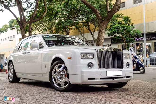 Rolls-Royce thế hệ đầu tiên vẫn sử dụng đèn pha halogen với kiểu thiết kế cổ điển đặc trưng. Lưới tản nhiệt hình chữ nhật mạ chrome với những nan dọc, đèn pha lớn và cản vuông vức. Hiện nay, thế hệ Phantom II được thay thế bằng đèn pha LED nhưng kiểu dáng không thay đổi.