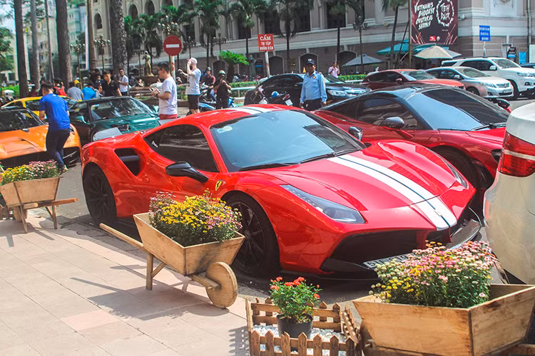 Ferrari 488 GTB độ bodokit SVR màu đỏ nổi bật đỗ kế bên chiếc McLaren 720S. Cả hai siêu xe này hiện đều có mức giá bán lên đến cả chục tỷ đồng.