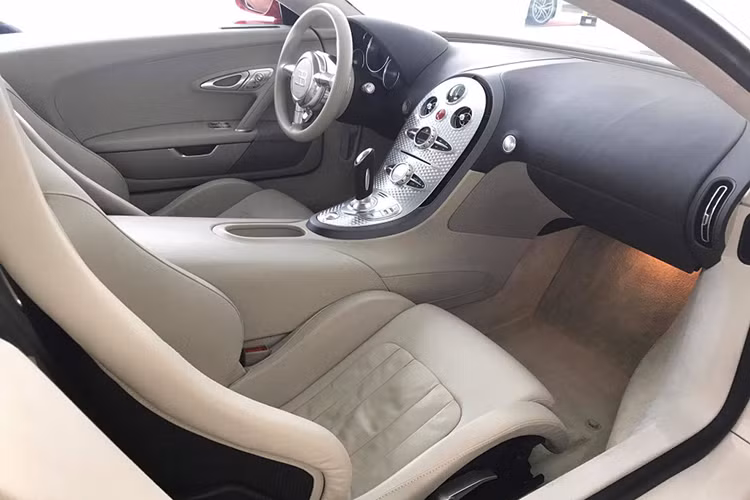 Chiếc Bugatti của Minh Nhựa này thuộc phiên bản tiêu chuẩn đời 2008, được hãng xe Pháp sản xuất đúng 300 chiếc trên toàn thế giới. Thiết kế của Veyron đơn giản nhưng mang tính khí động học cao, đặc trưng của Bugatti. Mặt trước nổi bật với lưới tản nhiệt dạng lưới, logo Bugatti nhỏ chính giữa, 2 hốc hút gió chia đều 2 bên.