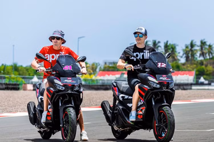 Mức giá xe Aprilia SR GT 200 2025 bán chính thức tại Nhật Bản là 605.000 Yên (tương đương khoảng 106 triệu đồng). Ngoài phiên bản phong cách xe đua GP, xe còn được cập nhật thêm màu mới mang tên "Space White", lấy cảm hứng từ sự kết hợp giữa màu trắng và đen.