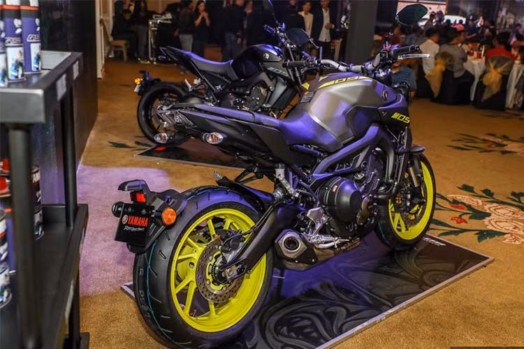 Yamaha MT-09 2018 vẫn sử dụng động cơ 847 cc cho công suất tối đa 115 mã lực tại vòng tua máy 10.000 vòng/phút và mô-men xoắn 87.5 Nm ở 8.500 vòng/phút. Sức mạnh được truyền tới các bánh xe thông qua hộp số 6 cấp, đã đáp ứng đủ tiêu chuẩn về khí thải Euro4. 