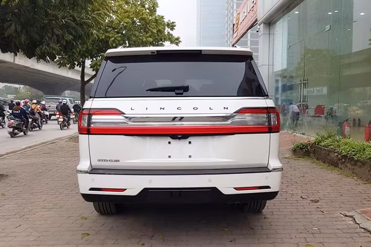 Lincoln Navigator phát triển dựa trên "người anh em" Ford Expedition mới, đồng nghĩa với việc vỏ xe được làm từ vật liệu nhôm. Ở phía sau xe, đèn hậu cũng thiết kế dạng led trải dài sang 2 bên đuôi xe cùng một thanh mạ crom chính giữa tạo cảm giác sang trọng. Đi cùng với kích thước "khủng" của xe là bộ mâm đa chấu thiết kế đẹp mắt.