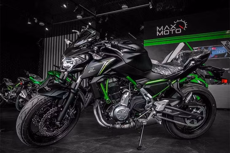 Trước đây, Kawasaki đã từng có một dòng naked-bike cỡ trung rất nổi tiếng là ER-6n nhưng trước sự xuất hiện của Kawasaki Z650 phiên bản hoàn toàn mới, dòng ER-6n sẽ chính thức được "khai tử". Với sự xuất hiện của Z650, dòng naked Z-series của Kawasaki đã có đại diện ở mọi phân khúc, từ phân khối nhỏ với Z125 tới chiếc Z1000.
