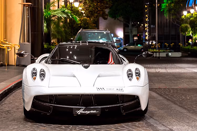 Chưa rõ mức giá chào bán của đại lý đến từ Ả Rập Xê Út dành cho siêu xe triệu đô Pagani Huayra mui trần đầu tiên được rao bán trên thế giới, tuy nhiên, chắc chắn con số sẽ cao hơn giá khởi điểm rất nhiều.