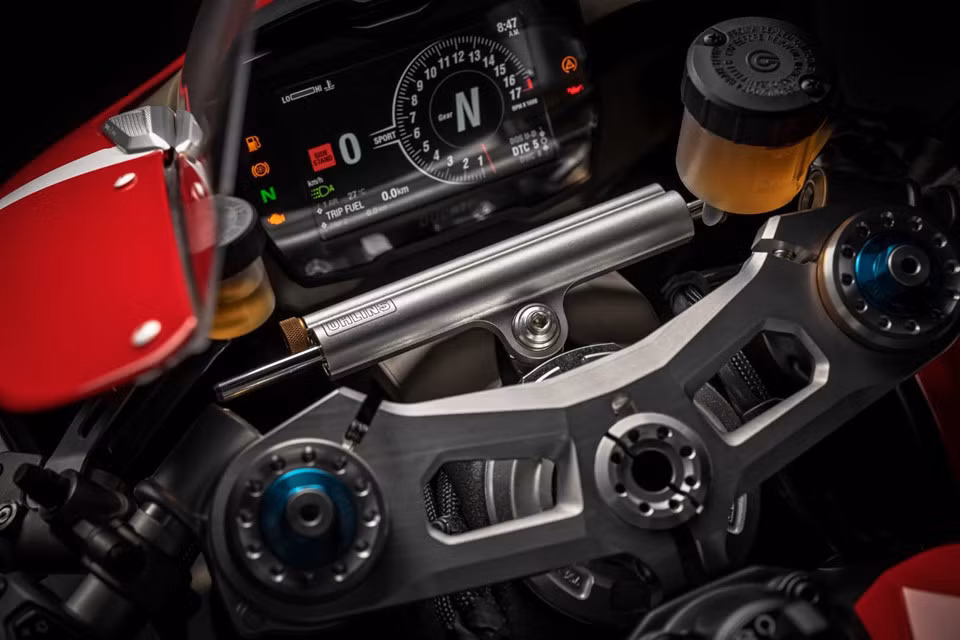 Được xếp vào phiên bản đua nên Ducati Panigale V4R được trang bị khá nhiều "đồ chơi" giúp xe thể hiện được sức mạnh trong trường đua. Đáng chú ý ở mẫu xe này chính là dàn cánh gió ở hai bên yếm xe giúp tăng cường tính khí động học, khiến xe bám đường và ổn định hơn khi chạy ở vận tốc cao. Đây là trang bị mà Panigale V4R được thừa hưởng tử chiếc Desmosedici RR của đội đua Ducati MotoGP.