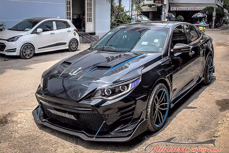 Từ chiếc sedan hạng D có kiểu dáng thanh lịch, chiếc Kia Optima giá rẻ đã được một chủ xe ở An Giang táo bạo thay đổi ngoại hình trở nên hầm hố và thể thao hơn theo ý thích cá nhân. Ý tưởng này đã được garage độ xe Phi Long tại TP HCM thực hiện một cách rất ấn tượng.