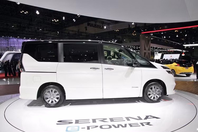Ngoại thất của Serena Nismo 2018 đã có sự thay đổi lớn, cụ thể ở phần đầu phía trước xe chính là cụm đèn LED chạy ban ngày hình chữ số '7' bắt mắt, đèn sương mù dạng thanh ngang kèm viền màu đen hình dạng chữ “L” ngược, cản trước/sau và hai bên thân xe xuất hiện thêm các điểm nhấn nhá với màu đỏ đậm hoặc xanh nước biển.