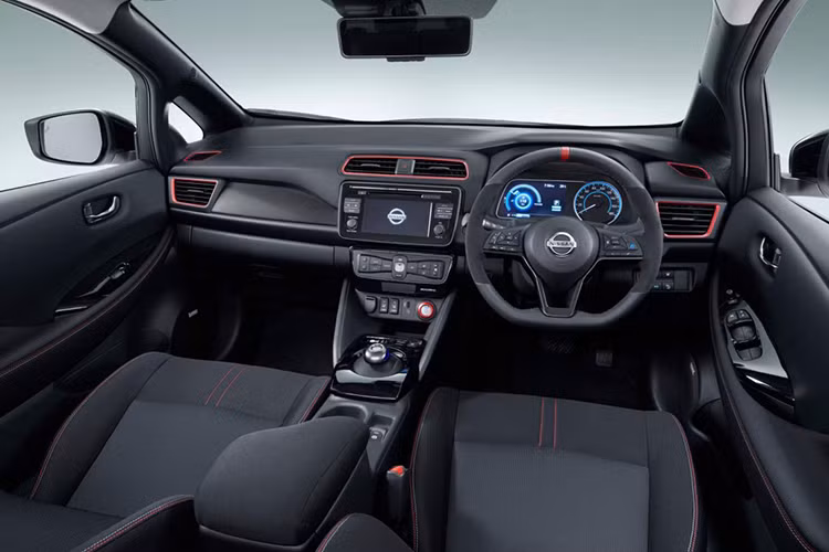 Bên trong, Nissan đã cung cấp một vô-lăng 3 chấu đáy vát bằng thể thao bọc da Alcantara, nội thất bọc da màu đen, chỉ khâu màu đỏ tương phản, màn hình giải trí cảm ứng 7 inch, logo Nismo cạnh cần số. Khách hàng có thể tùy chọn ghế ngồi thể thao phía trước giống như trên các mẫu xe thể thao hiệu suất cao của Nissan.