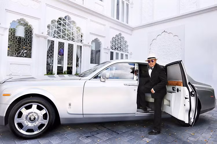 Tính đến năm 2017, bộ sưu tập xe của ông đã có đầy đủ những dòng xe nổi tiếng nhất thế giới như Range Rover, Jaguar, Audi Q7, BMW series 7 và Mercedes S500 và mới đây nhất là chiếc Maybach S400 4Mactic. Phần lớn xe của Khải Silk đều có màu đỏ hoặc trắng, riêng chiếc mới nhất sở hữu gam mầu tối.